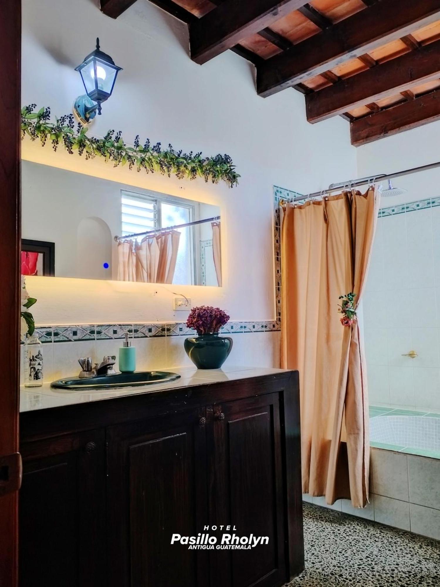 Hotel Rholyn Pura Vida !! Antigua Εξωτερικό φωτογραφία